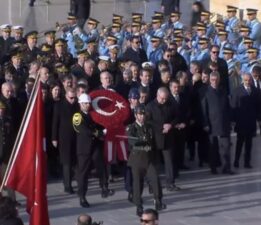 Ulu Önder Mustafa Kemal Atatürk’ü saygıyla anıyoruz… Devlet erkanı Anıtkabir’de Ata’nın huzuruna çıktı