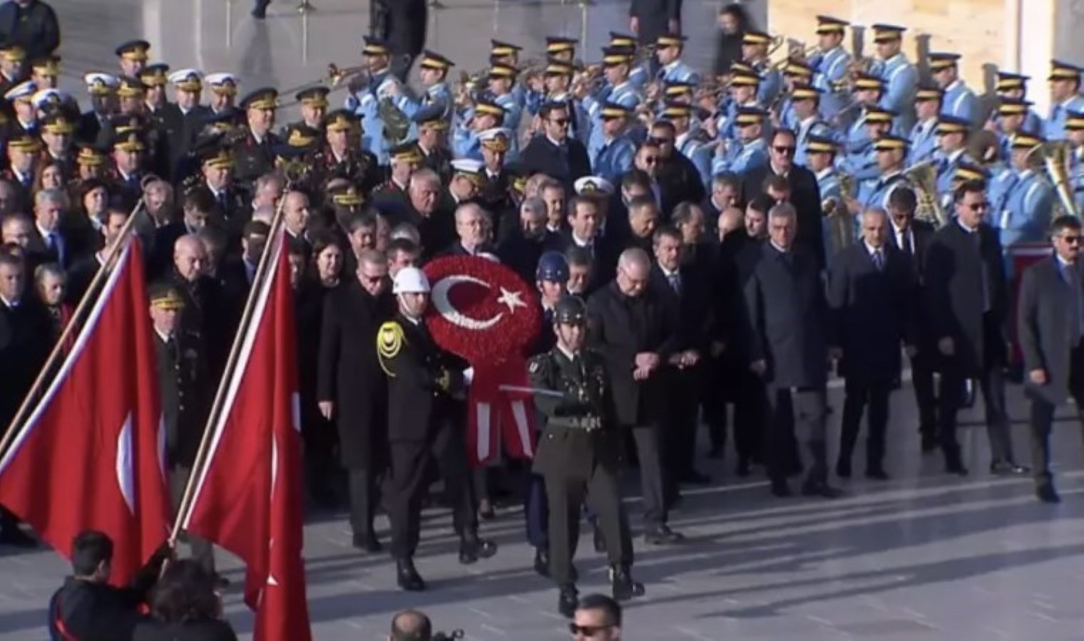 Ulu Önder Mustafa Kemal Atatürk’ü saygıyla anıyoruz… Devlet erkanı Anıtkabir’de Ata’nın huzuruna çıktı