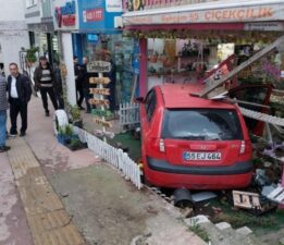 Yoldan çıkan otomobil çiçekçi dükkanına girdi!