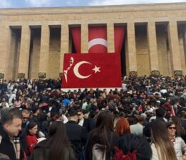 Yurttaşlar Anıtkabir’e akın etti: O’nu kalbimizden silemezler