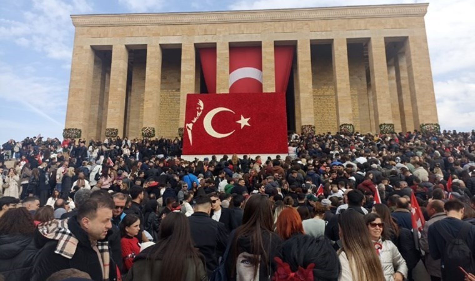 Yurttaşlar Anıtkabir’e akın etti: O’nu kalbimizden silemezler